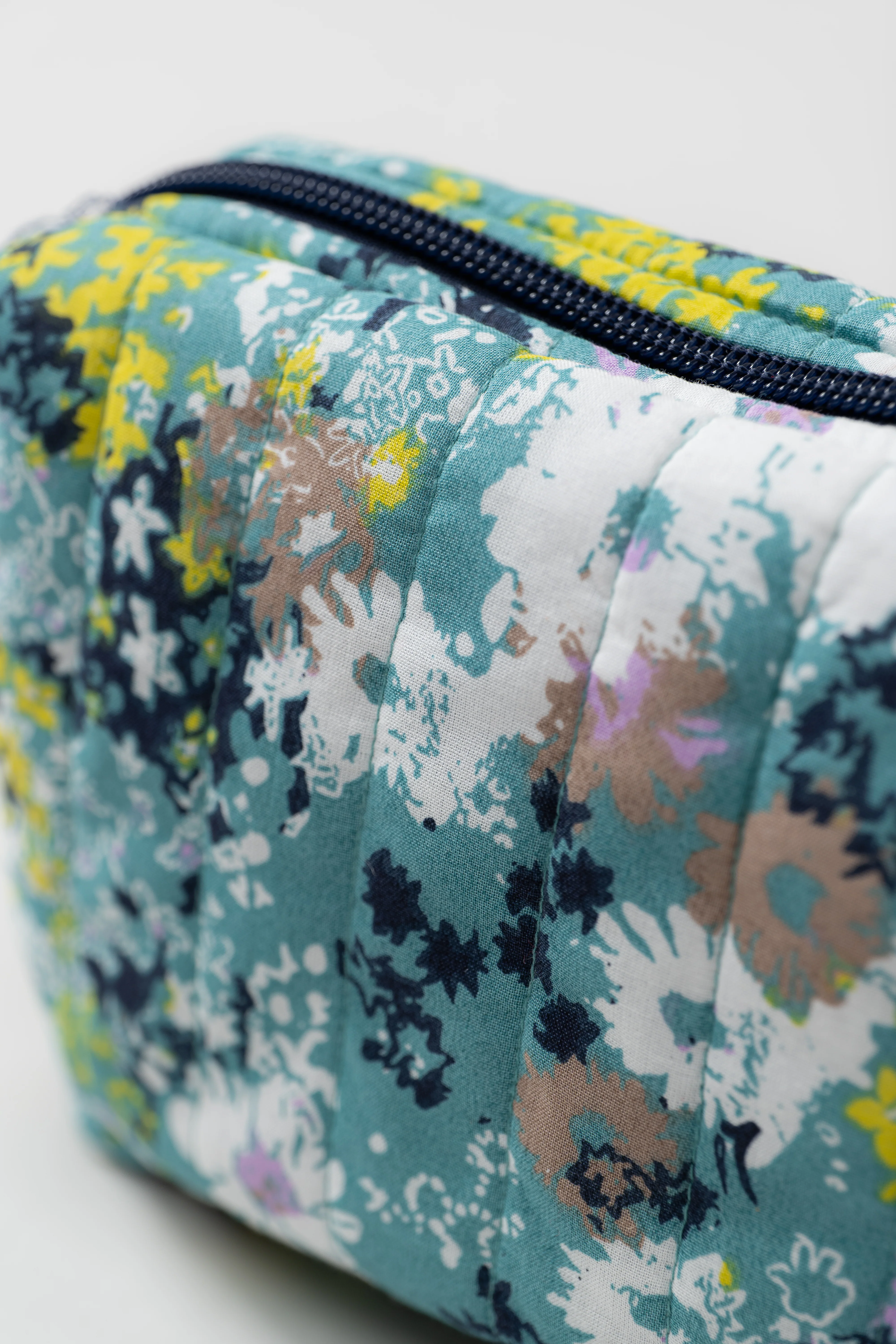 Meadow Spray Cosmetics Bag - Image 4